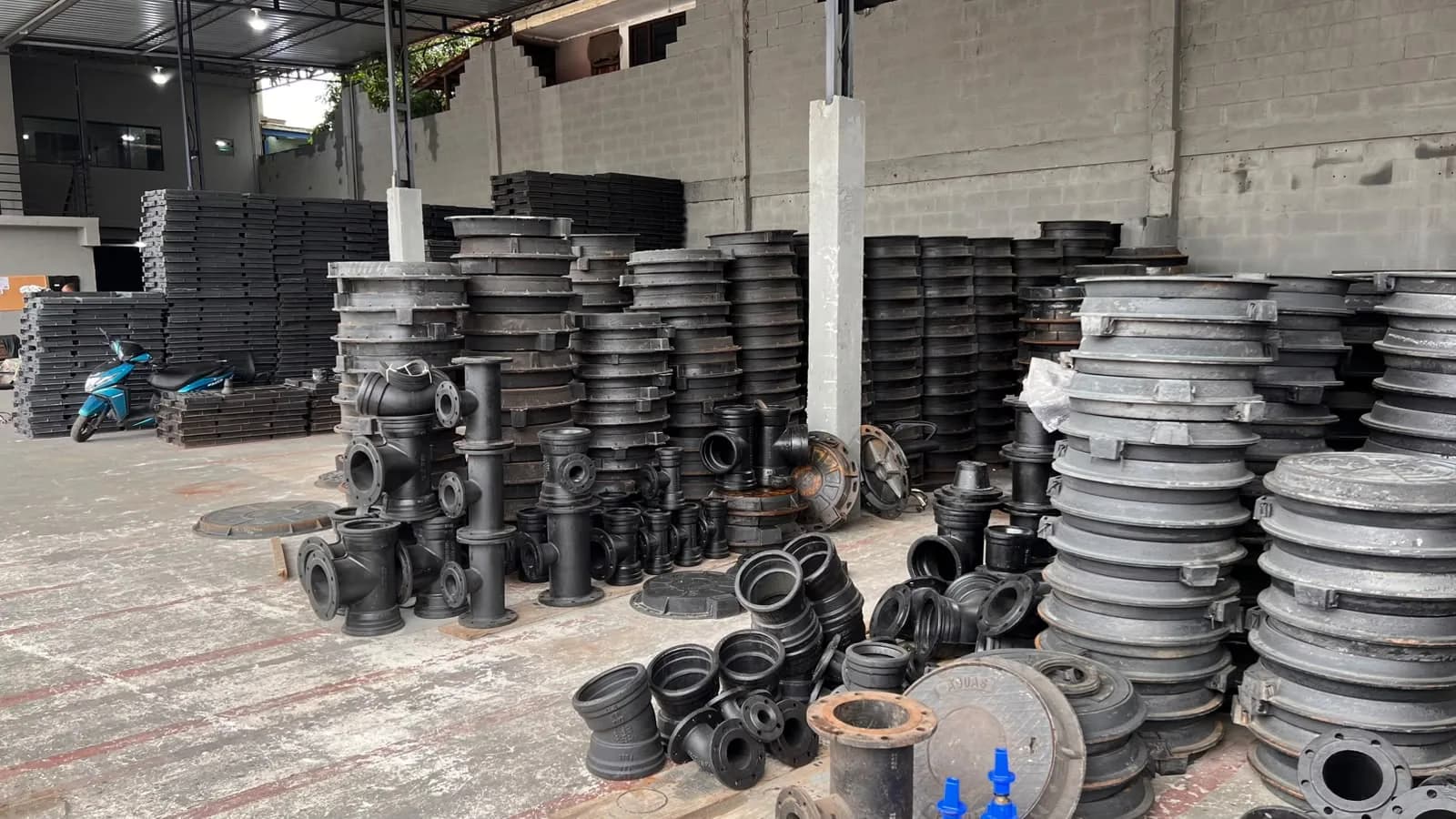 Conexões, tampões e peças de ferro fundido armazenados na DJM