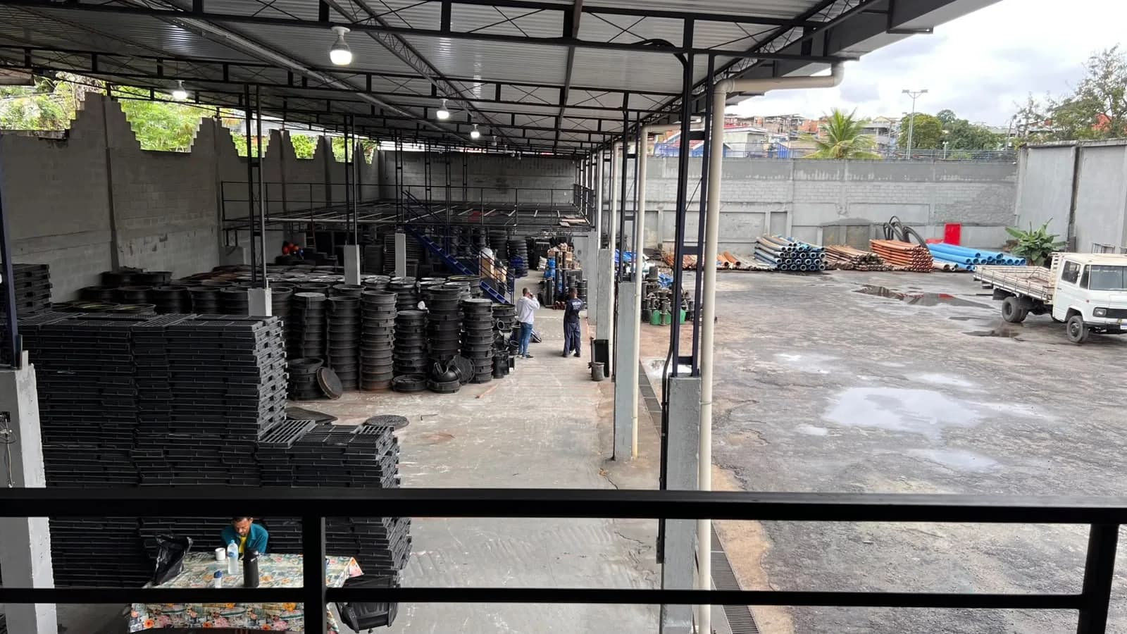 Área coberta da fábrica e pátio externo da DJM