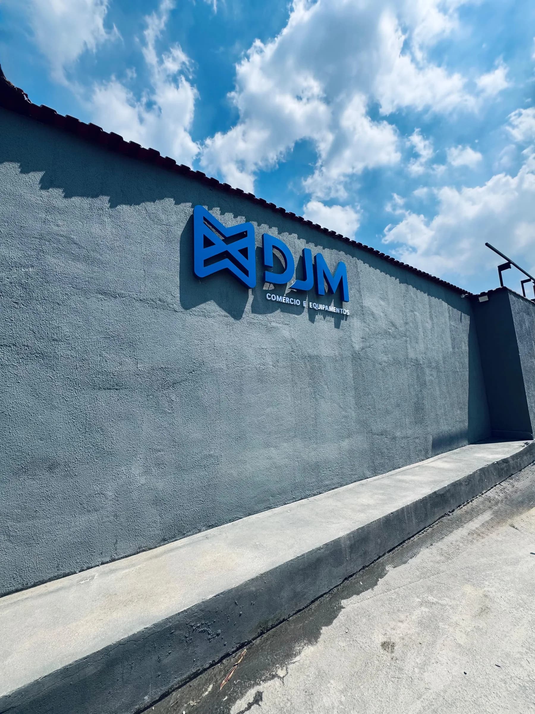 Fachada da DJM Comércio e Equipamentos em São João de Meriti
