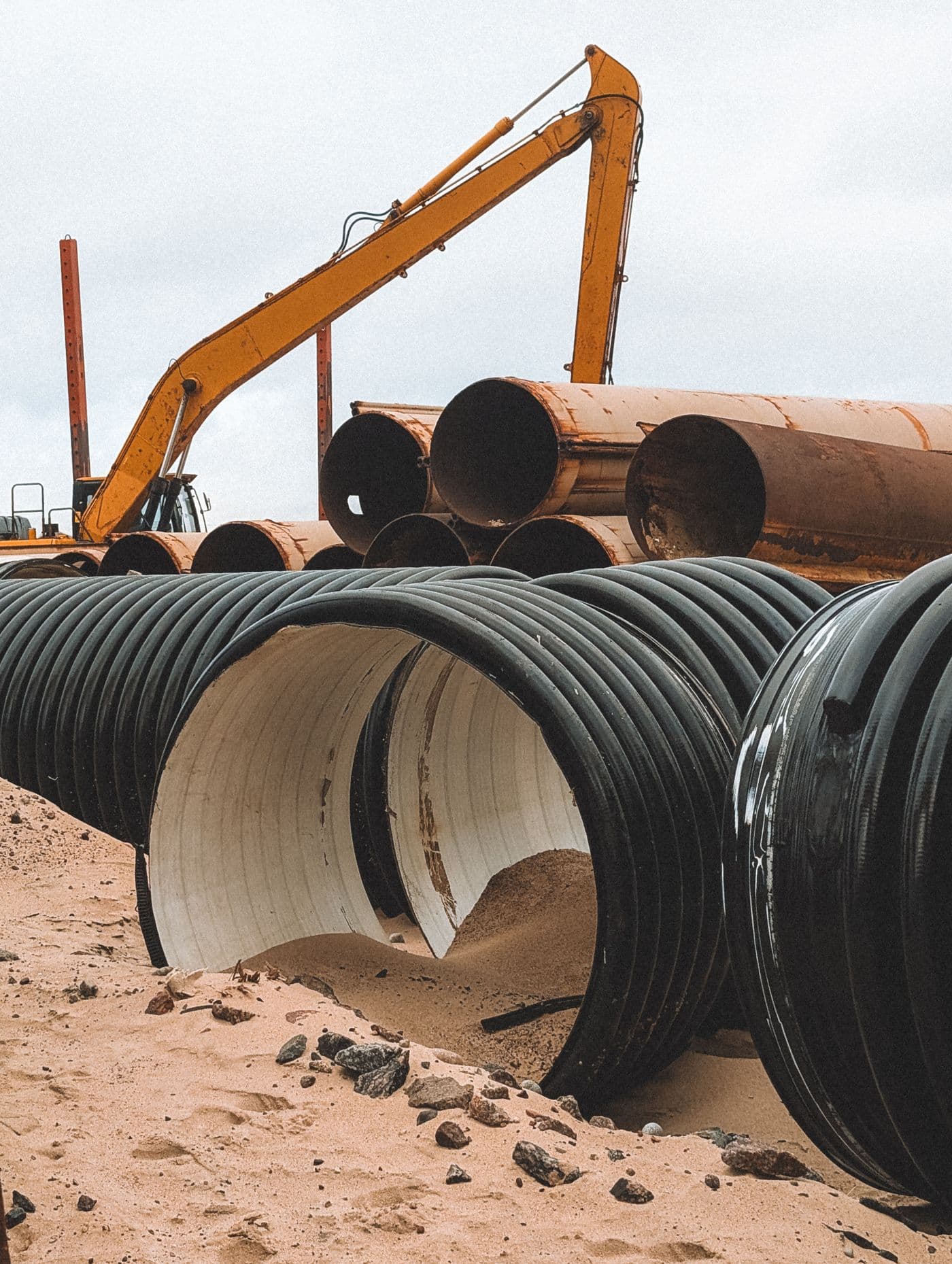 Tubulação e equipamentos industriais de grande porte em planta fabril